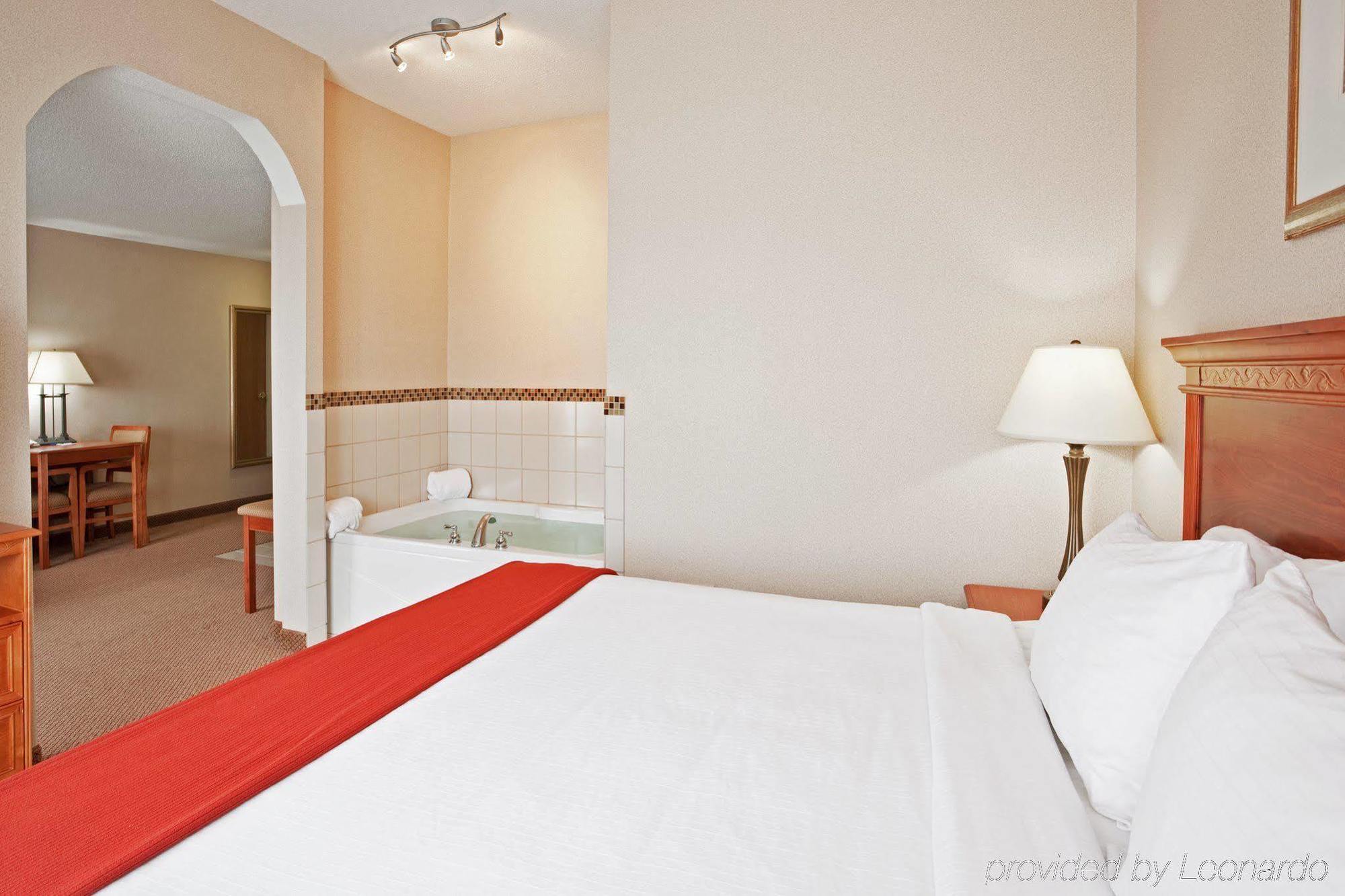 Holiday Inn Express Hotel & Suites Detroit-Utica By Ihg Cameră foto